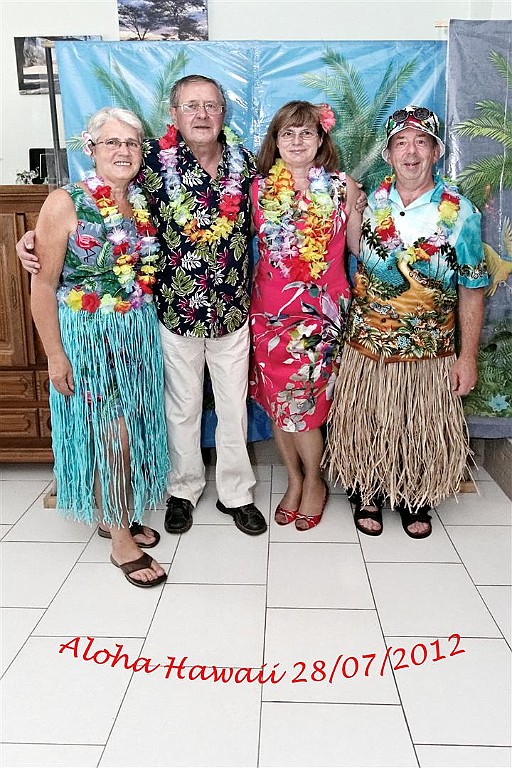HawaiiParty (19).jpg - Met de aanwezigen op de foto